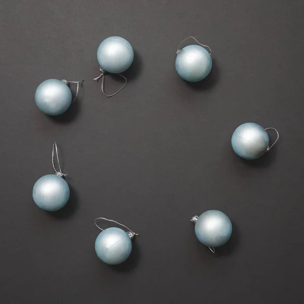 Bolas de Natal azul claro fosco encontram-se em um círculo sobre um fundo escuro. Mockup Ano Novo — Fotografia de Stock