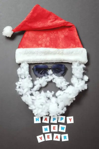 Samt Nikolausmütze mit Sonnenbrille Schnurrbart mit Bart und Aufschrift Frohes Neues Jahr. Santas Gesicht. Urlaubspostkarte — Stockfoto