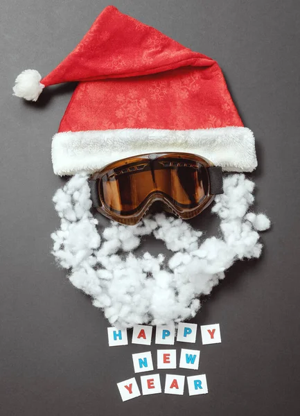 Roter Samthut mit Schneemaske und Baumwollschnurrbart und Bart. Fröhliche Neujahrskarte — Stockfoto