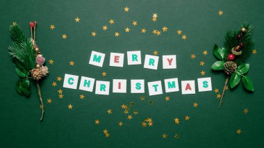 Köknar dallı kağıt mektuplardan Noel tebrikleri. Noel kompozisyonu. Kutlama bayrağı