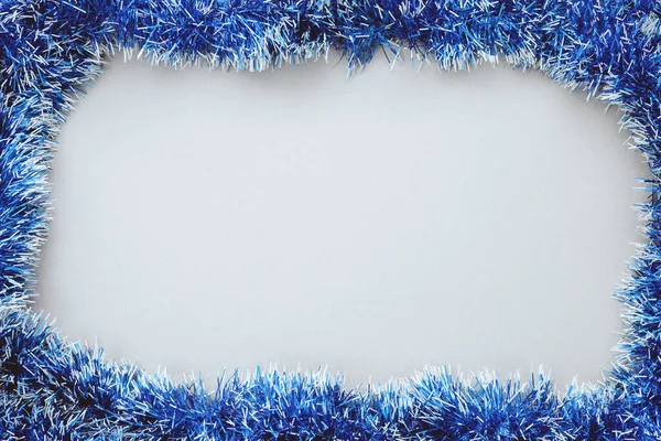 Niebieskie świecidełka tworzą puste tło. Kartka świąteczna. Widok z góry — Zdjęcie stockowe