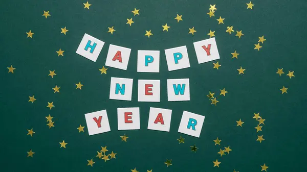 Frohes neues Jahr Botschaft aus Papier Buchstaben. Neujahrsbanner. Layout-Zusammensetzung. Minimalistische Neujahrskarte. — Stockfoto
