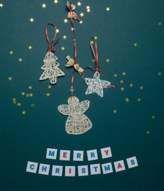 El yapımı melek ringa kemiği ve yıldız işareti olan bir Noel kartı. Yapı düzleştirici bileşimi. Tatil selamları.