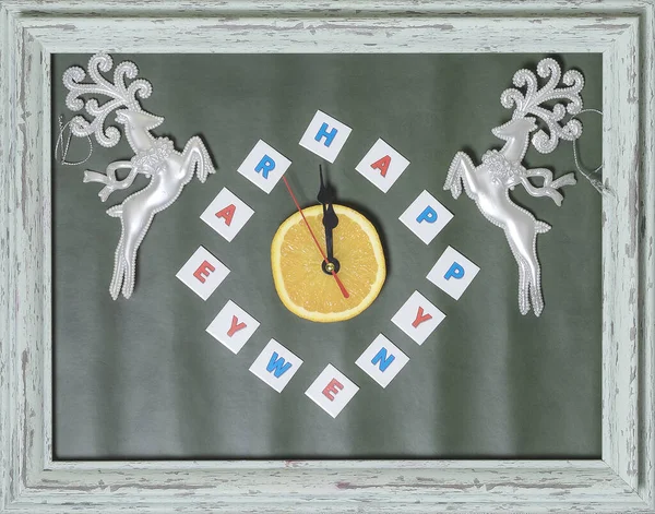 Neujahrskarte im Rahmen mit Hirsch und einer improvisierten Uhr. Gratulierende Layout-Komposition. Frohes neues Jahr. Festliche Stimmung — Stockfoto