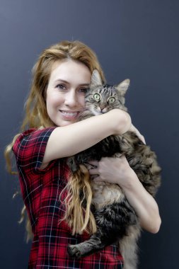 Çizgili, şaşırmış bir kediye sarılan bir kız. Kedileri severim. Kediler mutluluktur