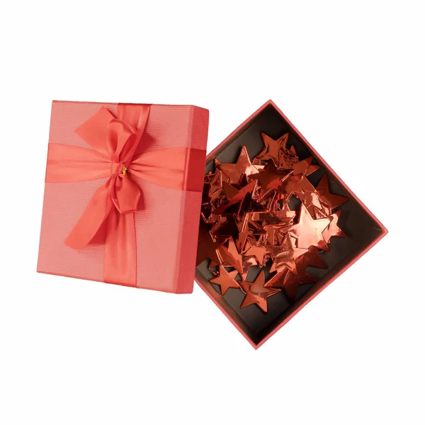 Caixa de presente vermelho em que belas estrelas decorativas se encontram em um fundo branco — Fotografia de Stock