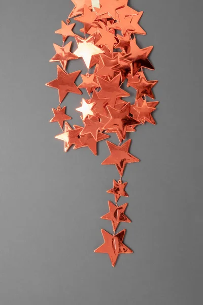 Um grupo decorativo de belas estrelas vermelhas em um fundo cinza. Vista superior — Fotografia de Stock