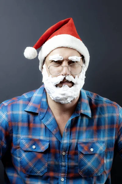 Noel disfarçado sombrio com uma barba de espuma. Cartaz de Natal. Pai Natal descontente — Fotografia de Stock