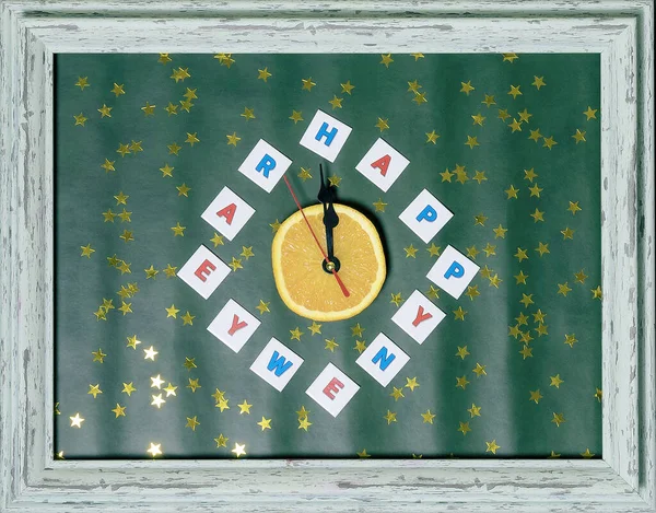 Gratulationskomposition mit einer improvisierten Uhr und Frohes Neues Jahr statt Zahlen. Festliche Postkarte. Flachbild-Bild — Stockfoto
