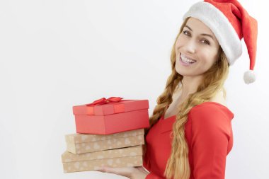 Noel Baba 'nın hediyeleriyle gülen kadın. Tatil için hazırlık. Noel kartı.