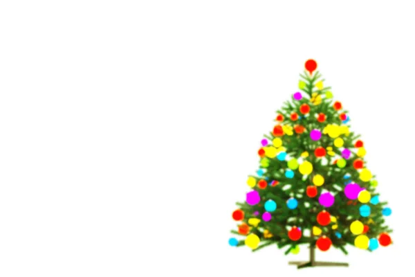 Vánoční stromek s pestrobarevnými jasnými hračkami. Bílé pozadí. Dárková poukázka. Prostor pro text. Veselé Vánoce. Rozmazaný obraz, rozostření. 3D vykreslování. — Stock fotografie