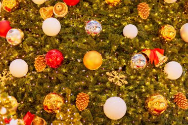 Parlak toplar ve çelenklerle süslenmiş Noel ağacı. Noel arkaplanı. Tam ekran fotoğrafı