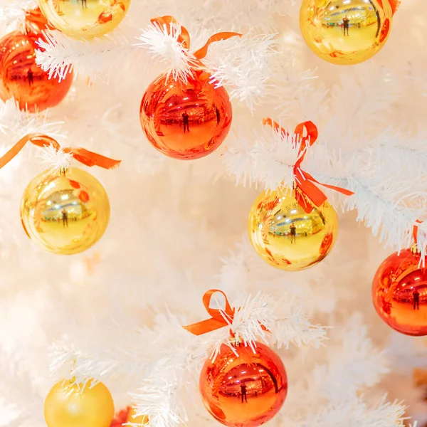 Kırmızı ve altın renkli toplar beyaz bir Noel ağacında asılı. Zarif arkaplan dokusu — Stok fotoğraf