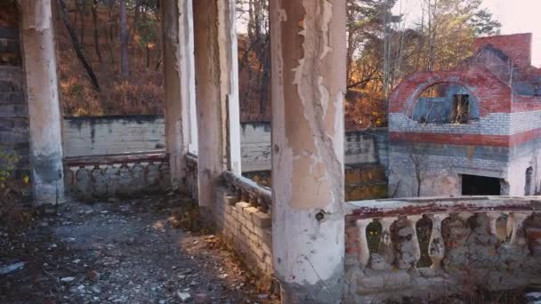 Video di colonne e balaustre vecchie e distrutte in un edificio abbandonato — Video Stock