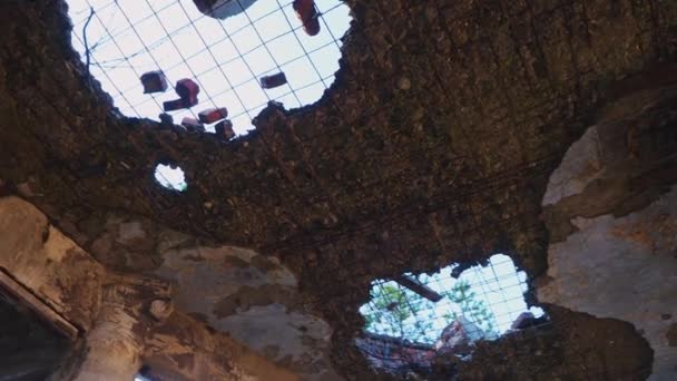 廃墟となった天井は古い時代から崩壊している。レンガや石は放棄された建物の天井格子にあります。天井の補修 — ストック動画
