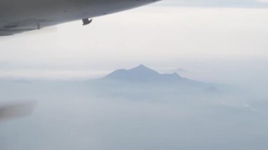 .Laccolite Beshtau Pyatigorsk Dağı çok yüksek bir yerden. Görünür dağın ve dönen pervanenin penceresinden ateş ediyorlar..