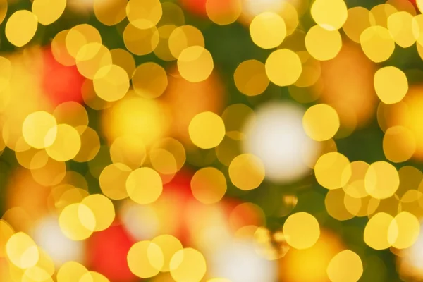 Effetto sfocante sotto forma di bokeh circolare giallo brillante. Bokeh sullo sfondo di un albero di Natale sfocato. Immagine di sfondo — Foto Stock