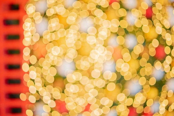 Effet défocalisant. Photo floue d'un sapin de Noël en forme de bokeh multicolore. Image de fond semblable à un film — Photo