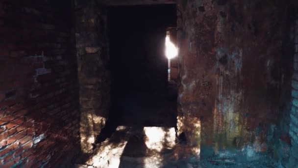 Mujer fantasma edificio abandonadoEl director de vídeo estaba filmando un edificio abandonado con habitaciones oscuras y de repente vio el fantasma de una mujer y comenzó a huir del miedo. — Vídeos de Stock