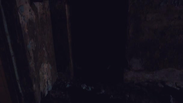 Costruzione abbandonata donna fantasma Il regista video stava filmando un edificio abbandonato con stanze buie e improvvisamente vide il fantasma di una donna e cominciò a fuggire dallo spavento — Video Stock