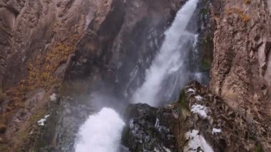 Büyük bir şelale. Cennetten aktığı yanılsaması. Yukarıdan aşağı video çekimi