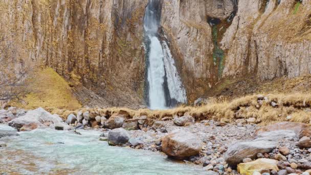 Duży wodospad w pięknym skalistym wąwozie z rzeką — Wideo stockowe