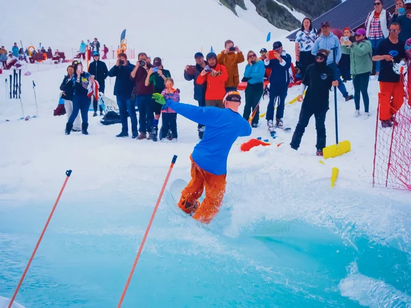Rusia, Sochi 11.05.2019. Un tipo snowboarder condujo la piscina hasta el final y al final lo fotografié. Krasnaya Polyana —  Fotos de Stock