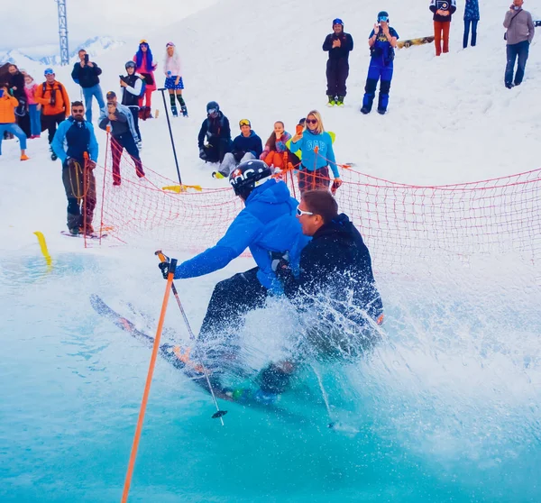 Russie, Sotchi 11.05.2019. Deux hommes sur les mêmes skis surmontent l'obstacle sur l'eau et les gens les regardent et s'amusent. Krasnaya Polyana — Photo