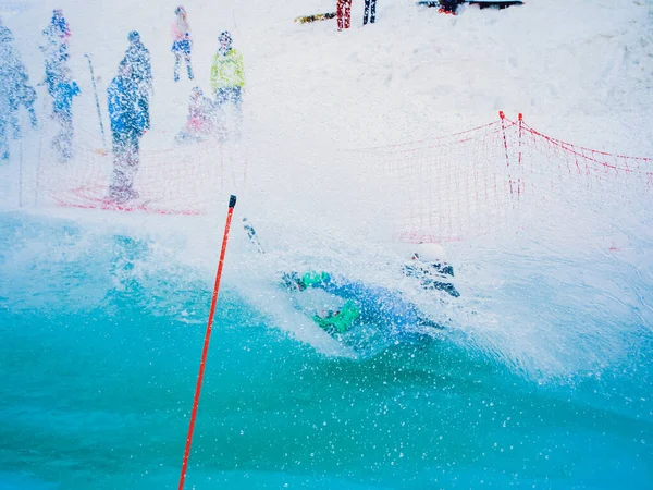 Rusko, Soči 11.05.2019. Snowboarding vodní soutěž stříkající dívka v plavkách v lyžařském středisku Gorki-gorod. — Stock fotografie