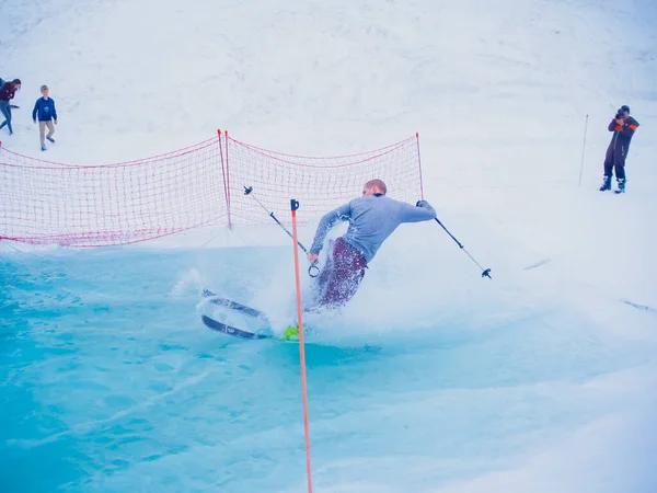 Rusko, Soči 11.05.2019. Chlápek na lyžích jede na vodě se zády dopředu vysokou rychlostí a já ho fotím. Krasnaya Polyana — Stock fotografie
