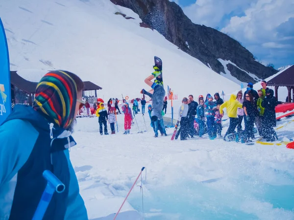Russie, Sotchi 11.05.2019. Compétition d'eau de snowboard à la station de ski Gorky-Gorod. — Photo