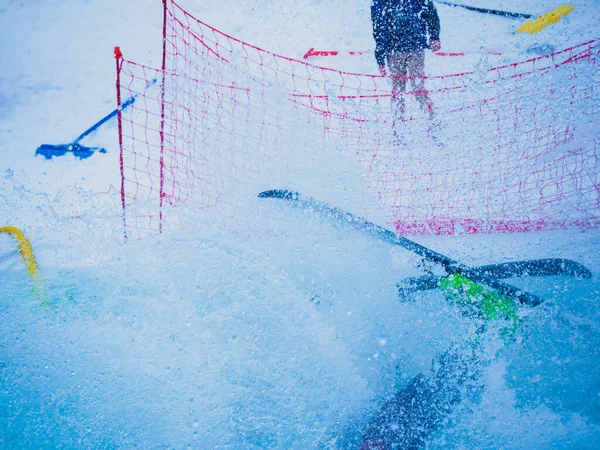 Rusia, Sochi 11.05.2019. El esquiador de la aceleración cayó en un charco de agua y no pudo conducir a la línea de meta. Los esquís sobresalen del agua y el spray vuela en todas direcciones. —  Fotos de Stock