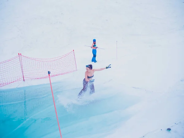 Ρωσία, Σότσι 11.05.2019. Ένα κορίτσι με παντελόνι και μαγιό οδηγάει μέσα σε μια λίμνη με νερό, θέλοντας να το οδηγήσει μέχρι το τέλος. Διαγωνισμοί Krasnaya Polyana — Φωτογραφία Αρχείου