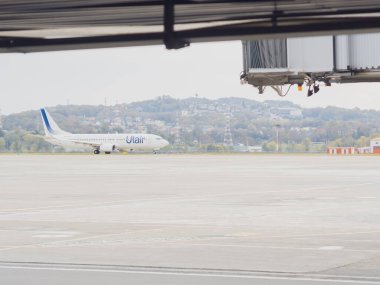 Rusya, Soçi 02.11.2021. Üstü yazılı uçak bulutlu havada büyük bir pistte kalkışa hazırlanıyor.