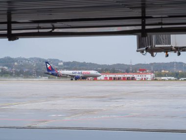 Rusya, Soçi 02.11.2021. Üstünde yazılar olan uçak, hava bulutlu olduğunda havalanacak.