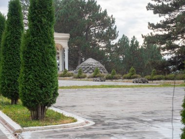 Etrafı çimler ve haydutlarla çevrili boş bir meydan. Kislovodsk Parkı. Yürüme alanının hazırlanması.