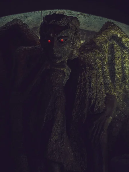 Oroszország, Kislovodsk 2021. november 2. Egy nagy szobor egy démon ragyogó vörös szemekkel ül egy sötét barlangban bezárva. Kislovodsk nevezetessége — Stock Fotó