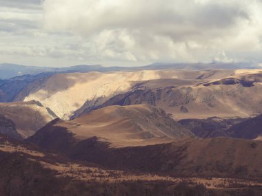 Kafkasya 'nın sonbahar vadisi, bulutların arasından süzülen güneş ışınlarıyla aydınlandı. Kislovodsk kırsalında