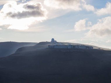 Kafkas dağlarında, bulutlu bir gökyüzünün altında, bir gözlemevi ve geniş bir gözlem güvertesi var..