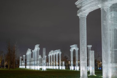Rusya, Krasnodar 07.01.2022. Spot ışıklarıyla aydınlatılan dekoratif çerçeve sütun bir kış gecesi parkına monte edilir