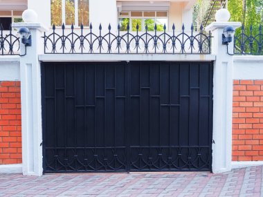 Dövme desenli ve sivri uçlu demir kara kapılar. Korunan özel alan