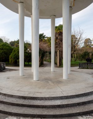 Beyaz kolonları olan yuvarlak, yüksek bir çardak Güney Botanik Bahçesi 'nin merkezinde yer almaktadır..