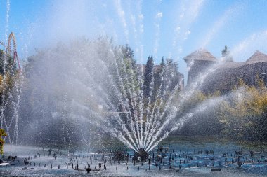 Çeşmenin fıskiyeleri havuzda bulunan bir vantilatör şeklinde püskürtülür. Lunaparktaki çeşme..