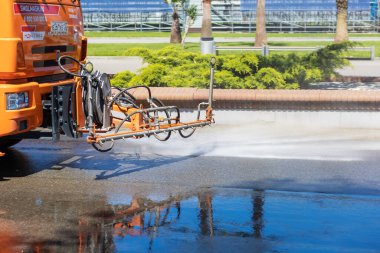 Rusya, Soçi 14.05.2022. Güneşli bir günde ferah bahar parkında fıskiye asfaltı yıkar..