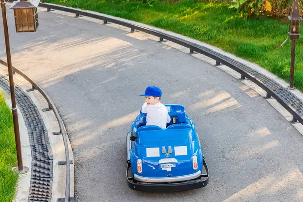 러시아 2022 소년은 도로를 미니어처 어린이 운전하고 있습니다 공원에서 어린이 스톡 사진