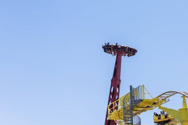 Aşırı çekim insanları kendi ekseni etrafında baş aşağı döndürür. Lunaparkta aile eğlencesi. Ürkütücü cazibe