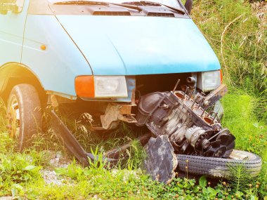 Düşen motoru olan terk edilmiş bir araba. Araba parçalarına ayrılmış. Yedek parça. Miras Modeli