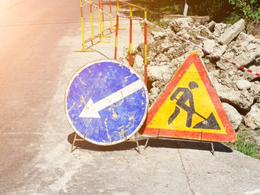 Yol tabelası tamiri. Güneşli bir günde yol kenarında yol çalışması uyarısı.