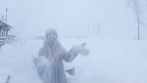 Kvinnan Skrattar Och Kastar Snö Snöfallet Kvinna Spyr Upp Snö — Stockvideo