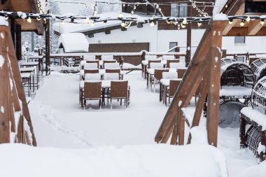 Dağlardaki açık hava kafeteryasında boş kar var.